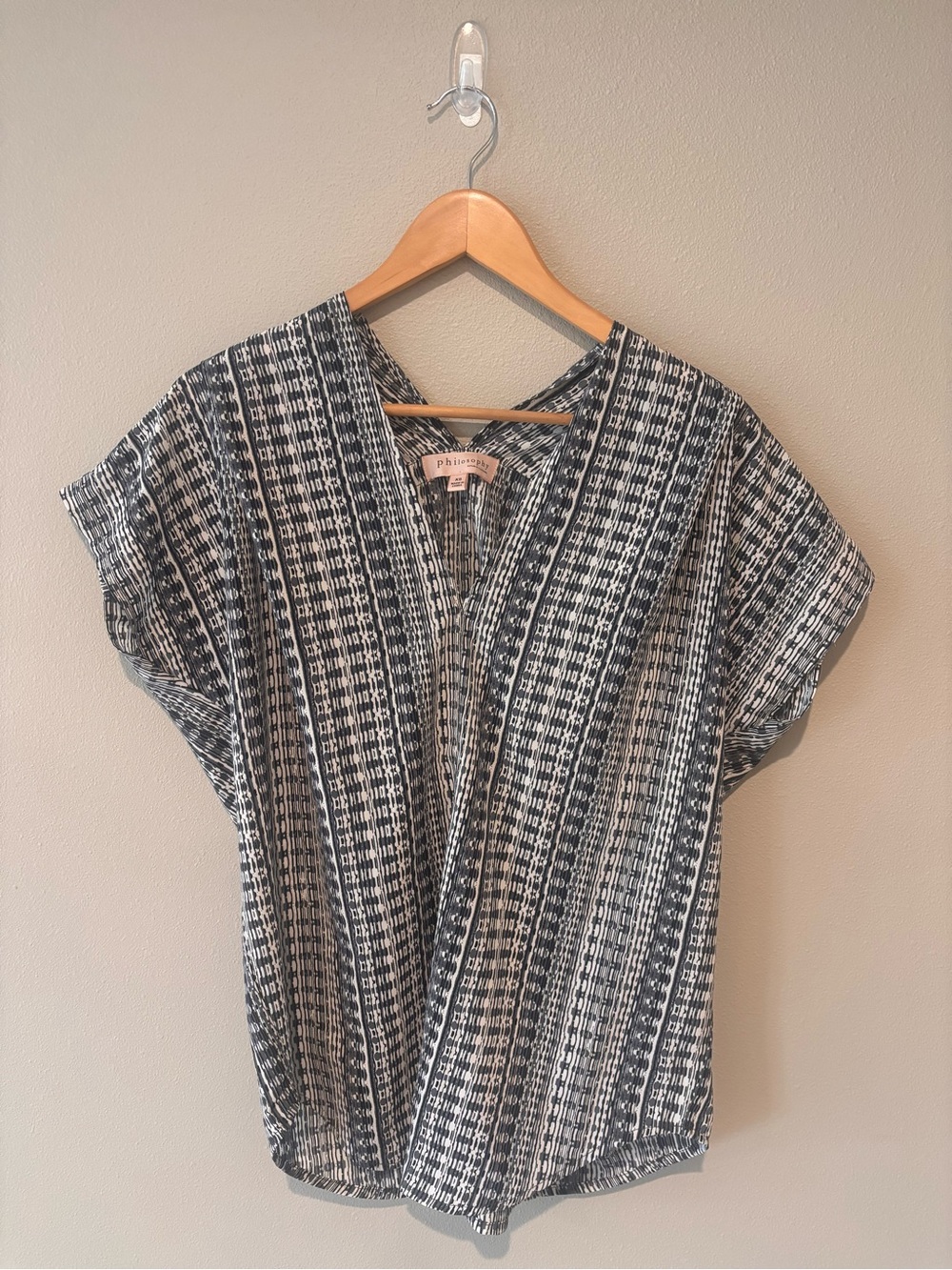 Philosophy Black and White Patterned V-Neck Short Sleeve Top